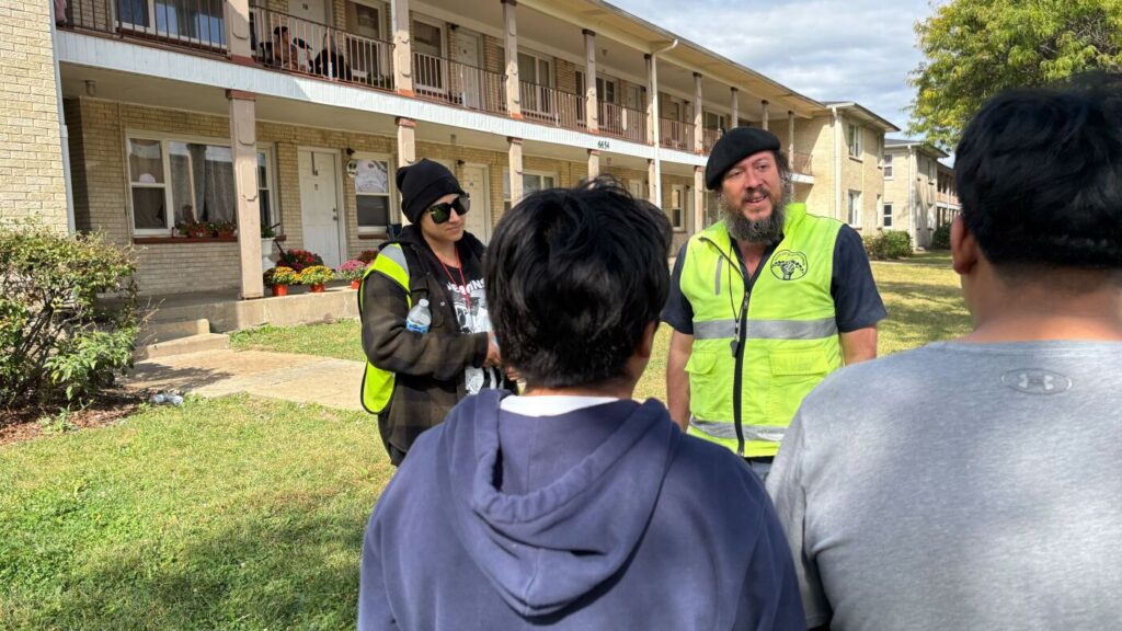 Chicago volunteers patrol neighborhoods to oppose ICE and help migrants escape : NPR