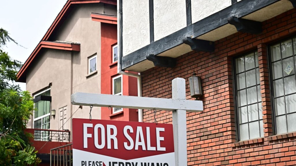 Mortgage rates drop to the lowest level in over a year, pushing refinancing 111% higher annually Mortgage rates drop to the lowest level in over a year, pushing refinancing 111% higher annually