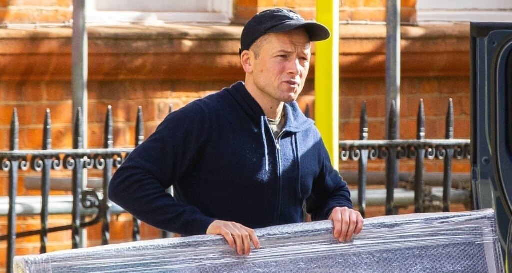 Taron Egerton Picks Up Art from Gallery 19 in London | Taron Egerton | Celebrity News and Gossip | Entertainment, Photos and Videos